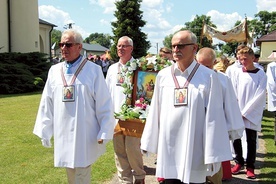 ▲	Członkowie bractwa niosą feretron z wizerunkiem  MB Szkaplerznej.