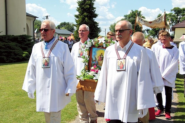 ▲	Członkowie bractwa niosą feretron z wizerunkiem  MB Szkaplerznej.