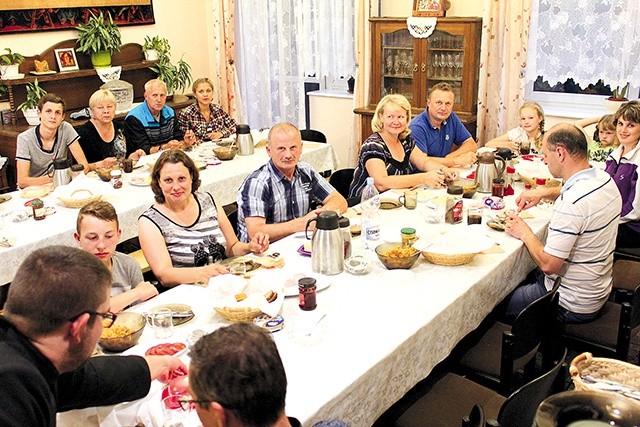 ▲	Wieczorne spotkanie przy posiłku zawsze jest okazją  do wymiany doświadczeń z danego dnia