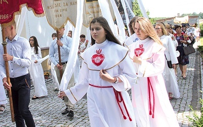 ►	Po Mszy św. wierni przeszli w procesji eucharystycznej wokół kościoła.