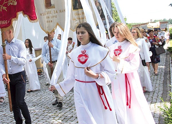 ►	Po Mszy św. wierni przeszli w procesji eucharystycznej wokół kościoła.