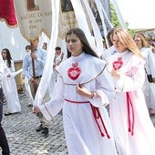 ►	Po Mszy św. wierni przeszli w procesji eucharystycznej wokół kościoła.