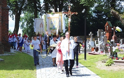 ▲	Po Mszy Świętej odbyła się procesja wokół kościoła.