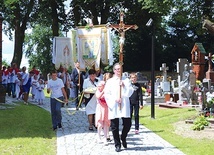 ▲	Po Mszy Świętej odbyła się procesja wokół kościoła.