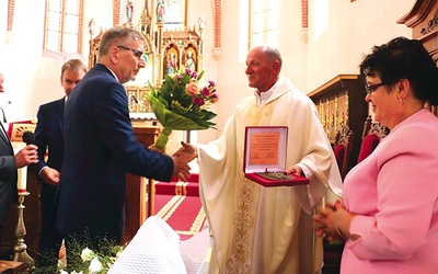 ▲	Za 30 lat posługi księdzu Stanisławowi dziękowali parafianie, a także przedstawiciele władz samorządowych i parlamentarnych. 