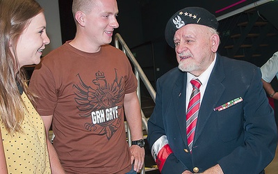 Piotr Karpowicz poznał młodych aktorów opowiadających jego historię na premierze filmu.