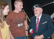 Piotr Karpowicz poznał młodych aktorów opowiadających jego historię na premierze filmu.