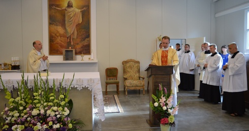 Poświęcenia kaplicy oraz liturgicznego wprowadzenia w posługę proboszcza ks. Tomasza Markowicza dokonał ks. Piotr Grzywaczewski, kanclerz Kurii Diecezjalnej.