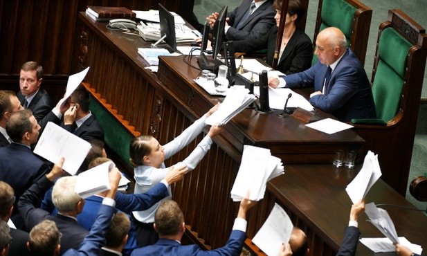 Burzliwe obrady w Sejmie we wtorek, ponad tysiąc poprawek