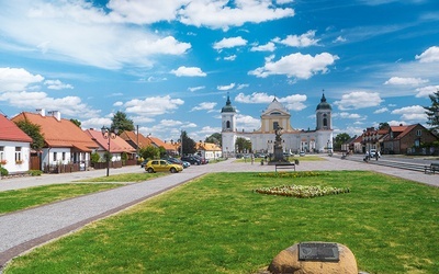 Tykocin – przed wojną miasto zamieszkane przez Polaków i Żydów. Dziś turystyczna atrakcja Podlasia z wyremontowaną synagogą, wciąż zamieszkanymi, uroczymi domkami pamiętającymi przedwojennych mieszkańców czy znanym z filmu „U Pana Boga w ogródku” kościołem Świętej Trójcy.