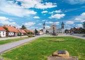 Tykocin – przed wojną miasto zamieszkane przez Polaków i Żydów. Dziś turystyczna atrakcja Podlasia z wyremontowaną synagogą, wciąż zamieszkanymi, uroczymi domkami pamiętającymi przedwojennych mieszkańców czy znanym z filmu „U Pana Boga w ogródku” kościołem Świętej Trójcy.