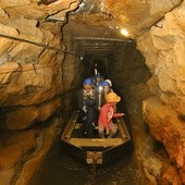 W zabytkowej Kopalni Srebra podziemna trasa zwiedzania ma blisko 1800 m, w tym ok. 200 m sunącymi powoli łódkami.