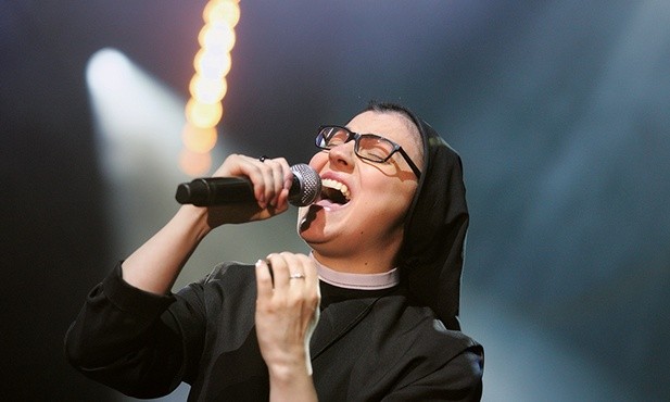 Siostra Cristina udowodniła, że świat żeński nie dzieli się na „zakonnice i resztę świata”.