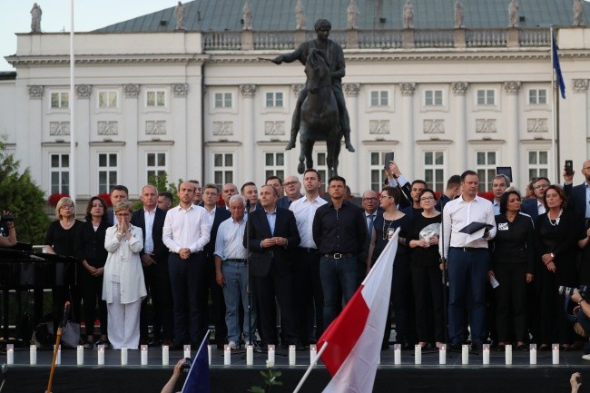 Opozycja manifestuje przed Pałacem Prezydenckim