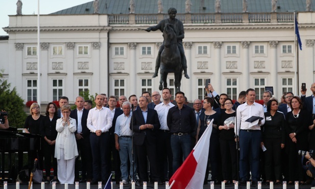 Opozycja manifestuje przed Pałacem Prezydenckim