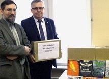 Zebrane książki pojadą naszych rodaków na Białorusi. Od lewej: Michał Pawiński i poseł Robert Mordak