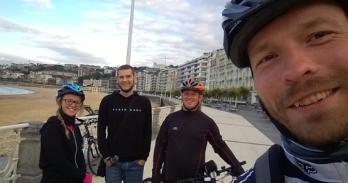 Selfie z trasy (od lewej): Sylwia Kowalczyk, Kacper Krawczyk, Mateusz Kowalczyk i ks. Marek Pruszkowski