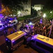 Policja o demonstracjach przed SN i Senatem