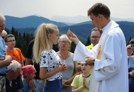 Ks. Wojciech Olesiński koncebrował Mszę św. na Krawowym Wierchu