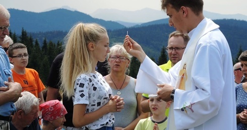 Ks. Wojciech Olesiński koncebrował Mszę św. na Krawowym Wierchu