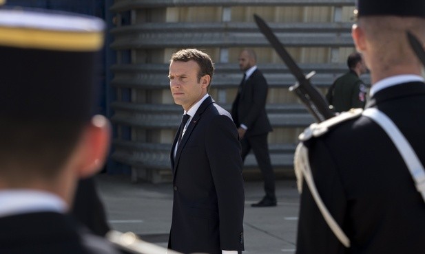 Macron traci w sondażach