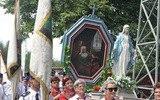 W procesji niesiono feretron z obrazem św. Anny
