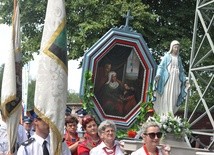 W procesji niesiono feretron z obrazem św. Anny