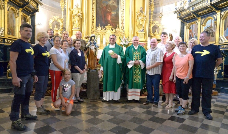 Pielgrzymi, którzy przeszli drogą św. Jakuba Z Radomia do Skaryszewa