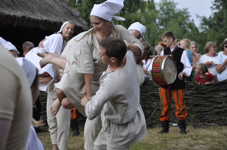 Łowickie Żniwa w skansnie w Maurzycach