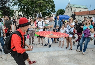 Podrzucamy i łapiemy