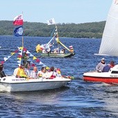 ▲	Już po raz 15. odbyła się jedyna w swoim rodzaju pielgrzymka łodziowa przez Jezioro Żarnowieckie.