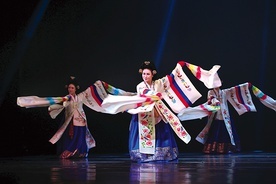 ▲	Koreański taniec pełen jest elegancji, lekkości i delikatności.