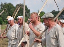 ▲	Członkowie Regionalnego Zespołu Pieśni i Tańca „Boczki Chełmońskie” przypomnieli, jak kiedyś wyglądały zbiory zbóż.