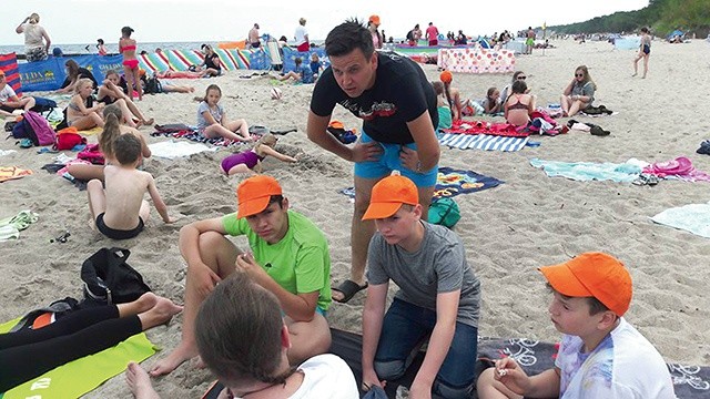 ▲	Ks. Kamil pilnuje  na plaży, by wszyscy byli bezpieczni i dobrze się bawili.