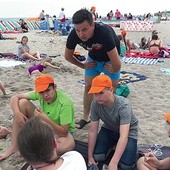 ▲	Ks. Kamil pilnuje  na plaży, by wszyscy byli bezpieczni i dobrze się bawili.