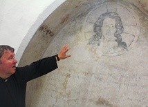 Tuż obok ołtarza kościoła klasztornego można zobaczyć wczesnogotyckie przedstawienie twarzy Jezusa