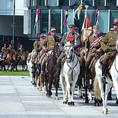 ▲	Na stopień chorążego został mianowany wachmistrz Krzysztof Tyla, a trzej kadeci otrzymali ostrogi, symbol stanu i chwały kawaleryjskiej.