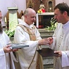 ▲	Podczas Mszy św. uroczyście przekazano relikwie patrona Wrocławia do kilku miejsc w archidiecezji wrocławskiej: do Brzezin, Zalesia Górnego, Wrocławia-Kleciny i Wrocławia-Partynic.