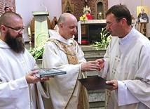▲	Podczas Mszy św. uroczyście przekazano relikwie patrona Wrocławia do kilku miejsc w archidiecezji wrocławskiej: do Brzezin, Zalesia Górnego, Wrocławia-Kleciny i Wrocławia-Partynic.