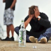 ▲	Według danych Światowej Organizacji Zdrowia ze wszystkich używek Polacy najczęściej sięgają po alkohol. Znajdujemy się w światowej czołówce narodów, które go nadużywają.