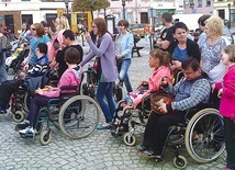 ▲	Warto wykorzystać dobrą okazję do spotkania w środowisku osób niepełnosprawnych.