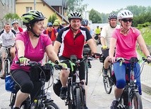 ▲	Każdego dnia pielgrzymi pokonują średnio 80 km. Po drodze  na Jasną Górę pątnicy odwiedzili Rokitno.