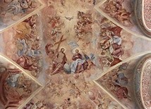 ◄	Sklepienie w prezbiterium przedstawia Trójcę Świętą otoczoną chórem niebiańskich muzyków.