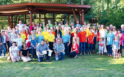 ▼	Wspólne zdjęcie gości z Białorusi, polskich rodzin oraz organizatorów „Lata z Polską”.