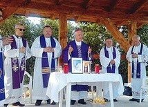 ▲	Po wyjeździe Polaków wsie obumarły. Dlatego Eucharystię sprawowano na ruinach kościoła.