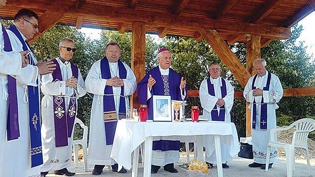 ▲	Po wyjeździe Polaków wsie obumarły. Dlatego Eucharystię sprawowano na ruinach kościoła.