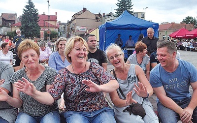 ◄	Dorośli też się świetnie bawili podczas pikniku.