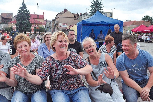 ◄	Dorośli też się świetnie bawili podczas pikniku.