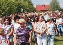 ▲	Droga Krzyżowa każdego 18. dnia miesiąca gromadzi tysiące wiernych.