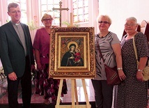 Obraz Matki Bożej Gietrzwałdzkiej jest już w kościele. Podczas niedzielnej Eucharystii proboszcz ks. Stanisław Majewski poświęcił go.